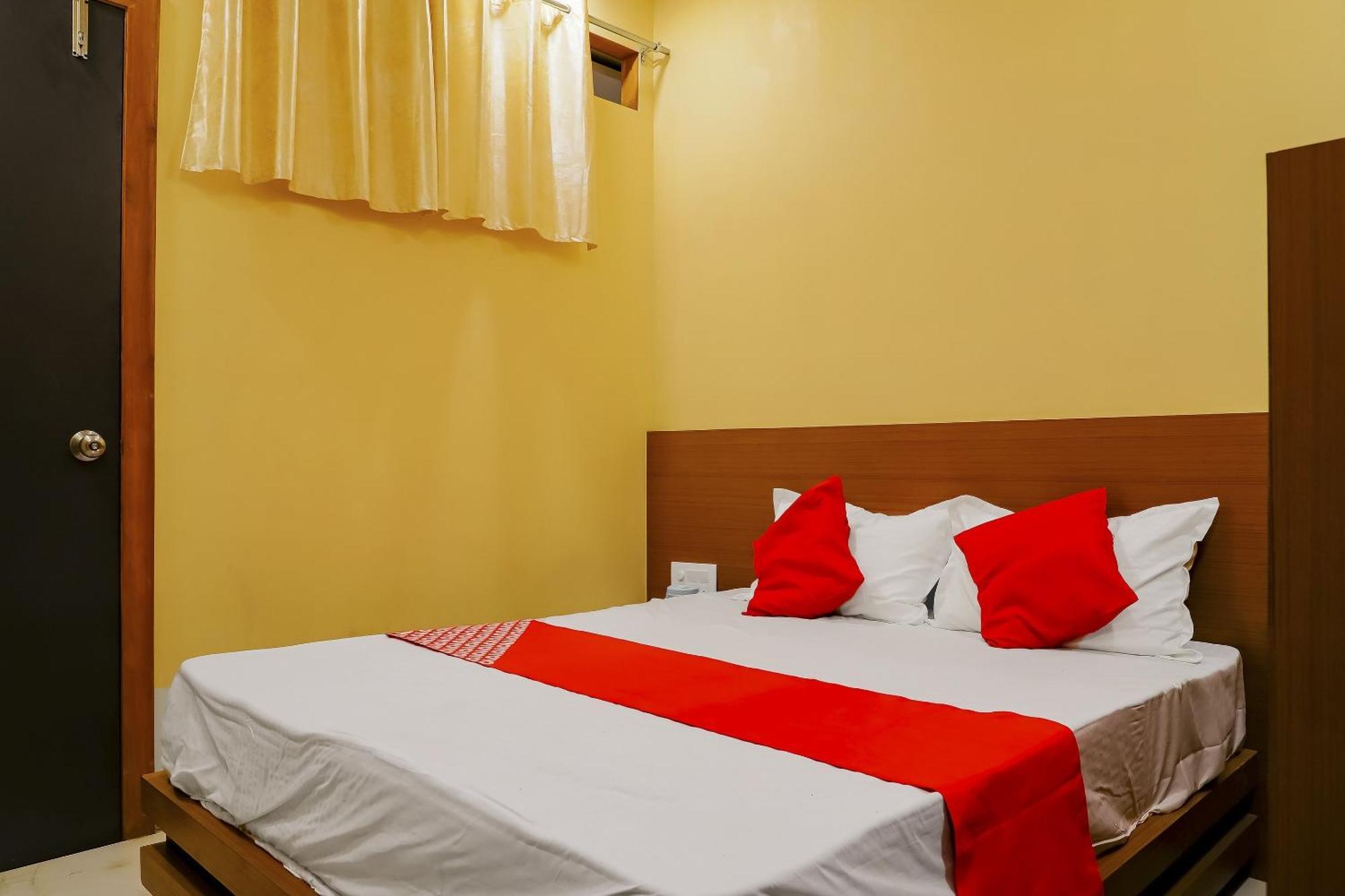 Oyo Hotel Shree Krishna Inn Rooms Сурат Екстериор снимка