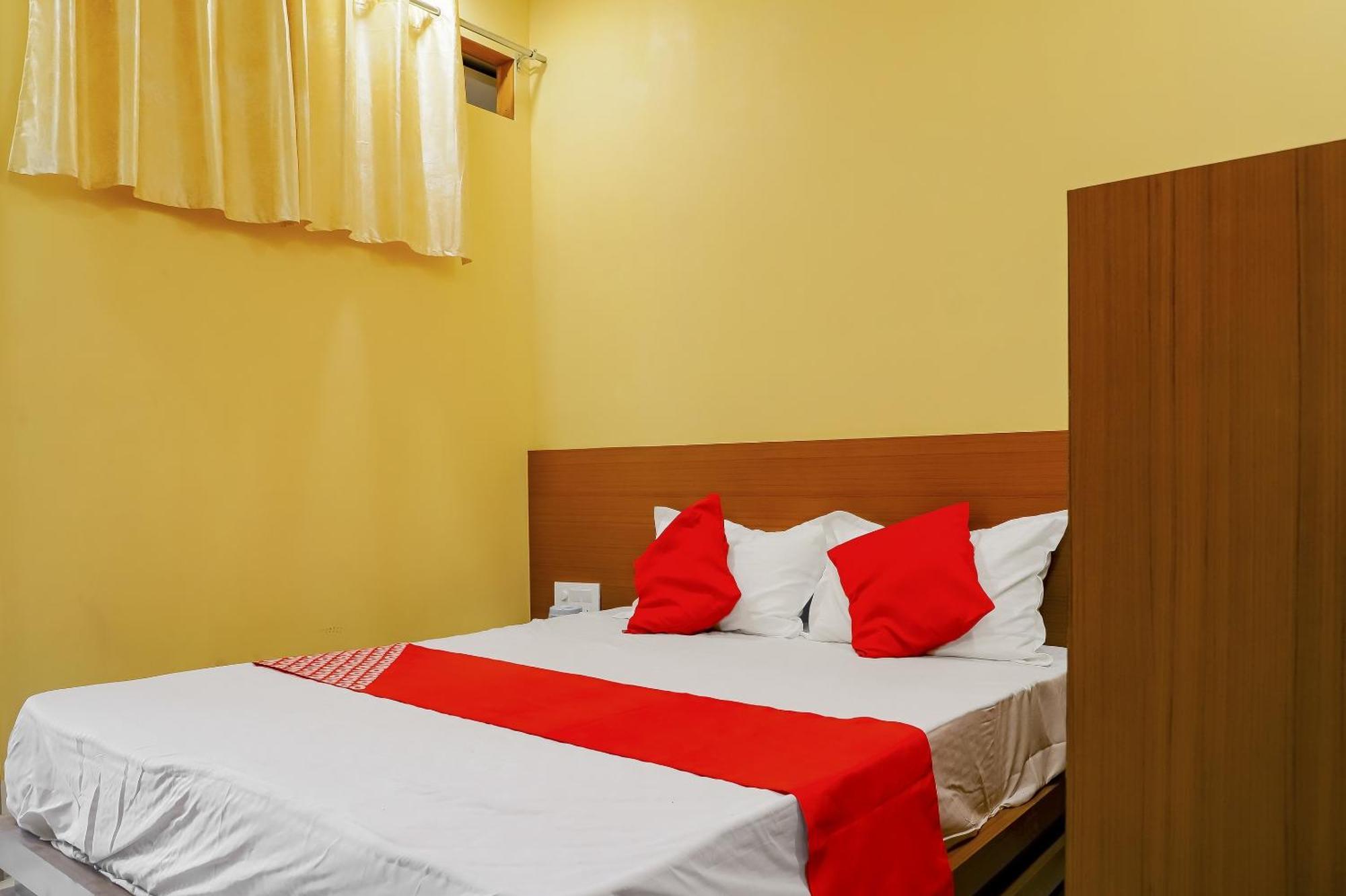 Oyo Hotel Shree Krishna Inn Rooms Сурат Екстериор снимка