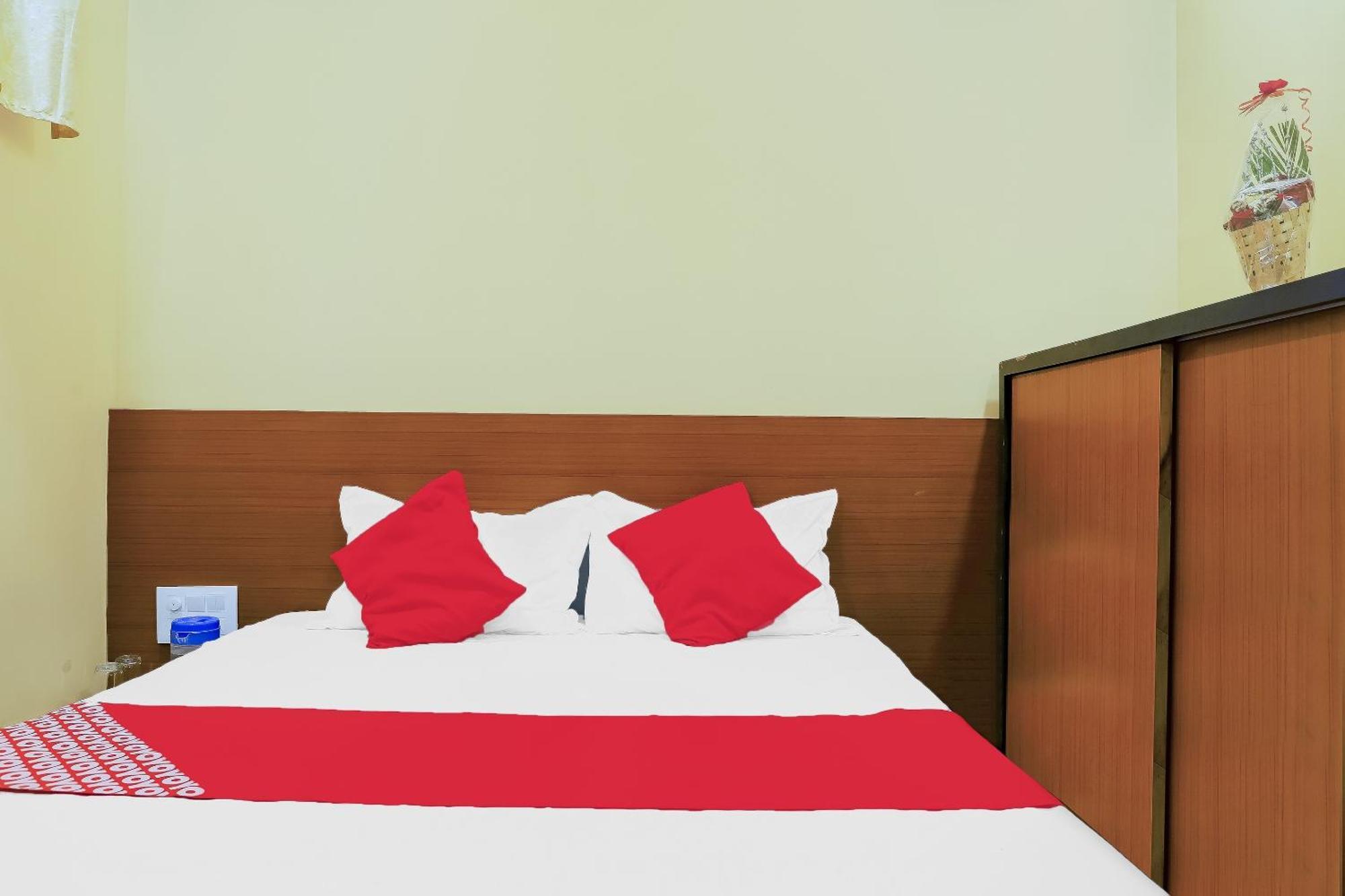 Oyo Hotel Shree Krishna Inn Rooms Сурат Екстериор снимка