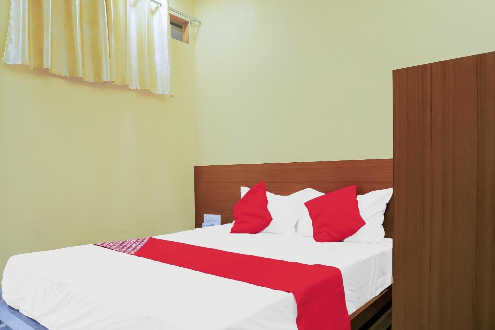 Oyo Hotel Shree Krishna Inn Rooms Сурат Екстериор снимка