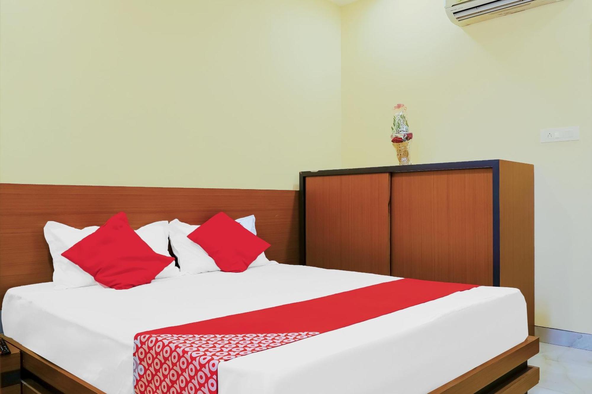 Oyo Hotel Shree Krishna Inn Rooms Сурат Екстериор снимка